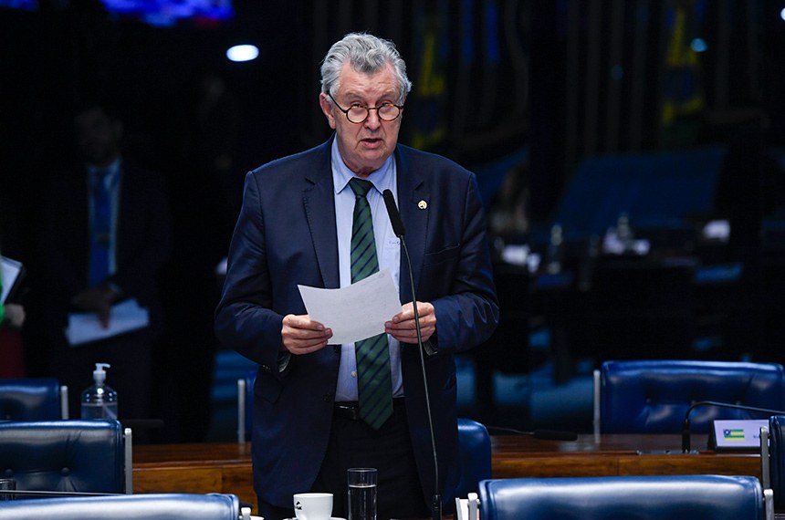 Em pronunciamento, à bancada, senador Luis Carlos Heinze (PP-RS).