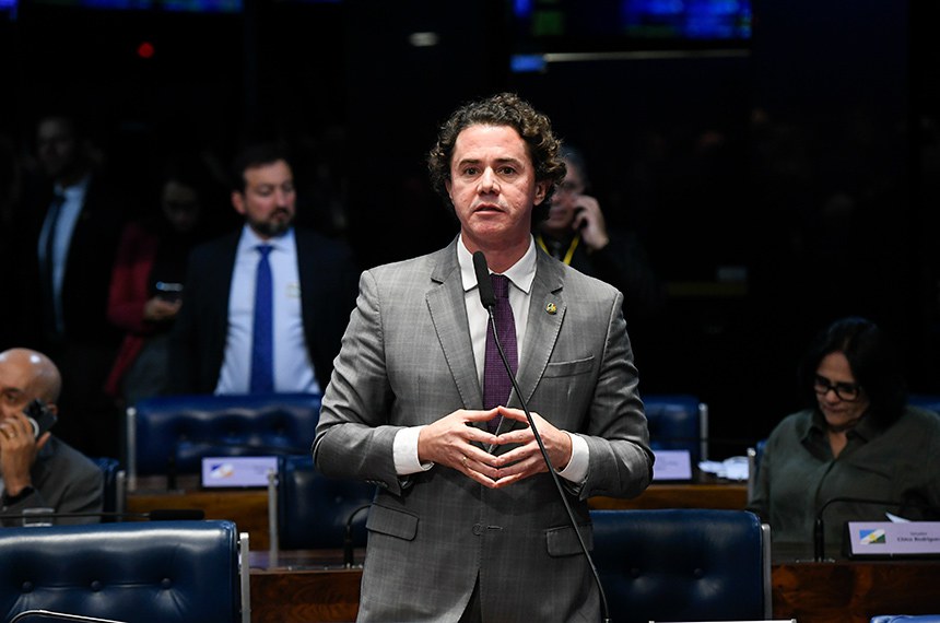 Em pronunciamento, à bancada, senador Veneziano Vital do Rêgo (MDB-PB).