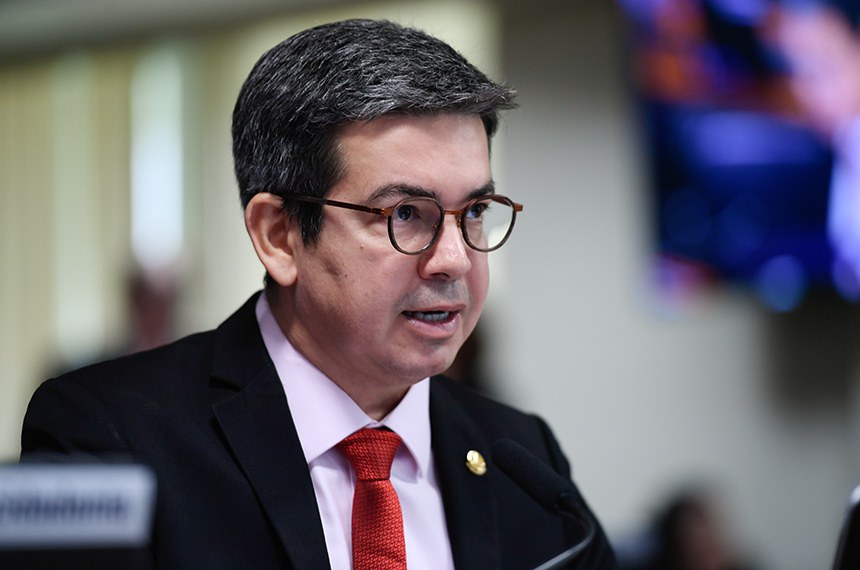 Em pronunciamento, à bancada, relator do PL 81/2024, senador Randolfe Rodrigues (sem partido-AP).