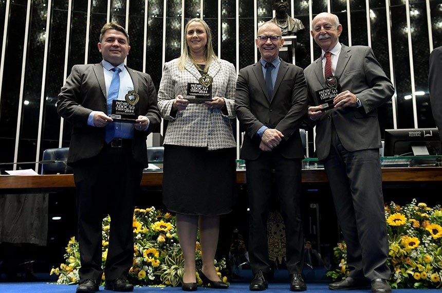 (E/D): 
juiz do Tribunal de Justiça da Paraíba (TJPB), Perilo Rodrigues de Lucena; 
juíza do Tribunal de Justiça do Espírito Santo (TJES), Lorena Miranda Laranja do Amaral; 
presidente desta sessão, senador Fabiano Contarato (PT-ES); 
desembargador do Tribunal de Justiça do Estado da Bahia (TJBA), Emílio Salomão Pinto Resedá; 
senador Angelo Coronel (PSD-BA).