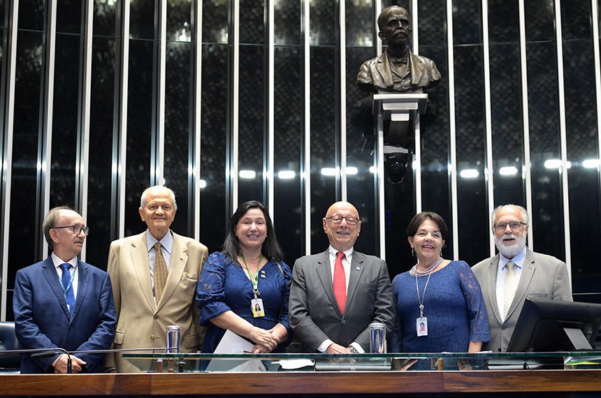 Pose: 
deputado federal pelo Estado de Santa Catarina da 49ª Legislatura, Nelson Morro;
secretária executiva de Articulação Nacional do Governo de Santa Catarina, Vânia de Oliveira Franco;
presidente e requerente desta sessão, senador Esperidião Amin (PP-SC);
ex-servidora do Senado no Rio, Martha Lyra.