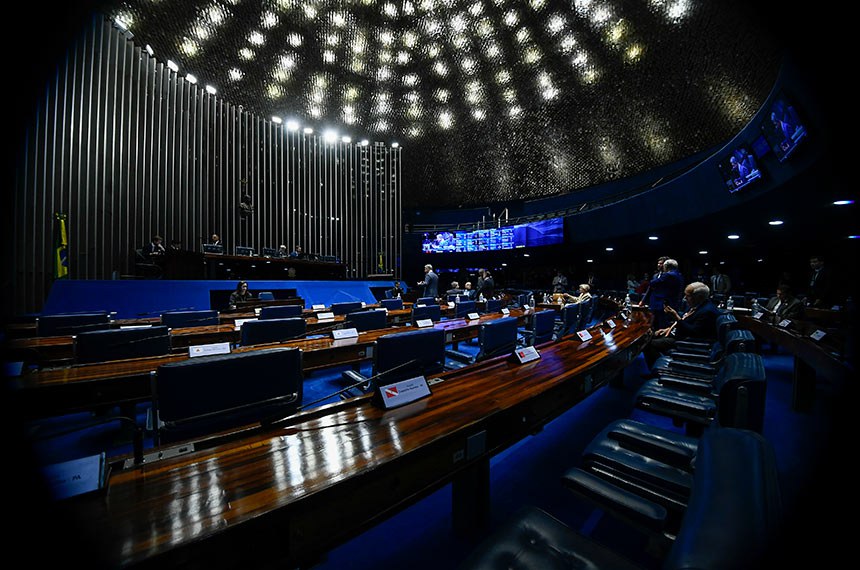 Em pronunciamento, à bancada, senador Rogério Carvalho (PT-SE).